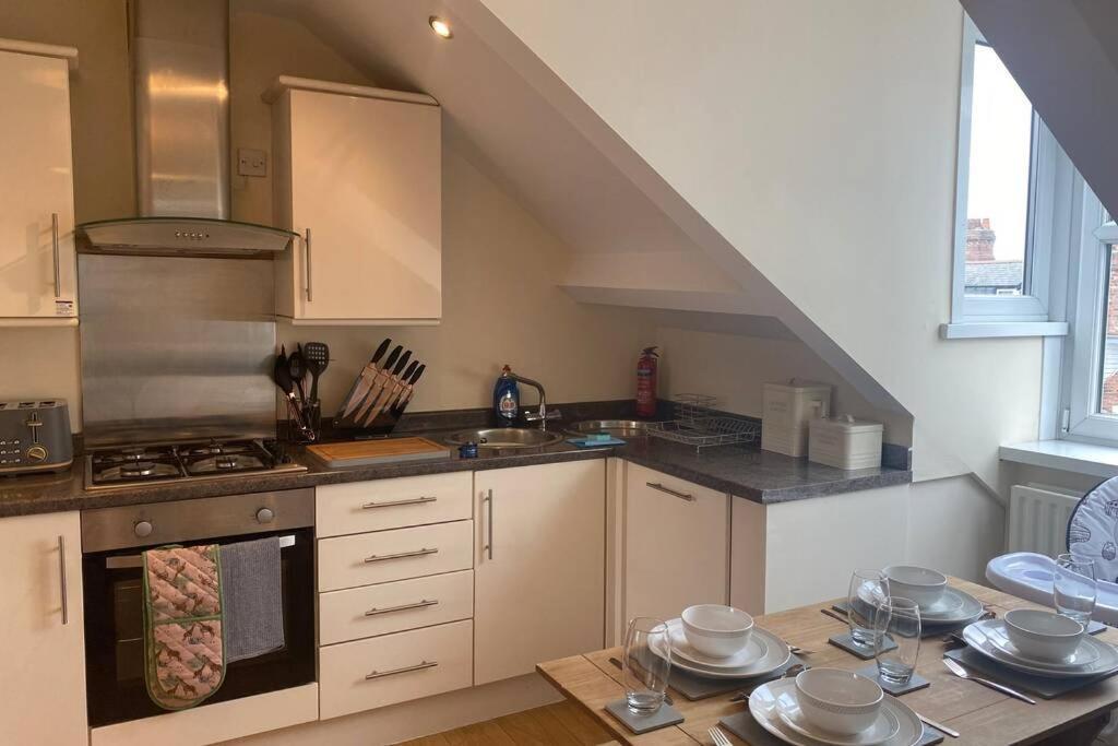 Upper 2 Bedroom Apartment In The Heart Of Jesmond Newcastle upon Tyne Luaran gambar